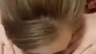 Отлизала в туалете подружке